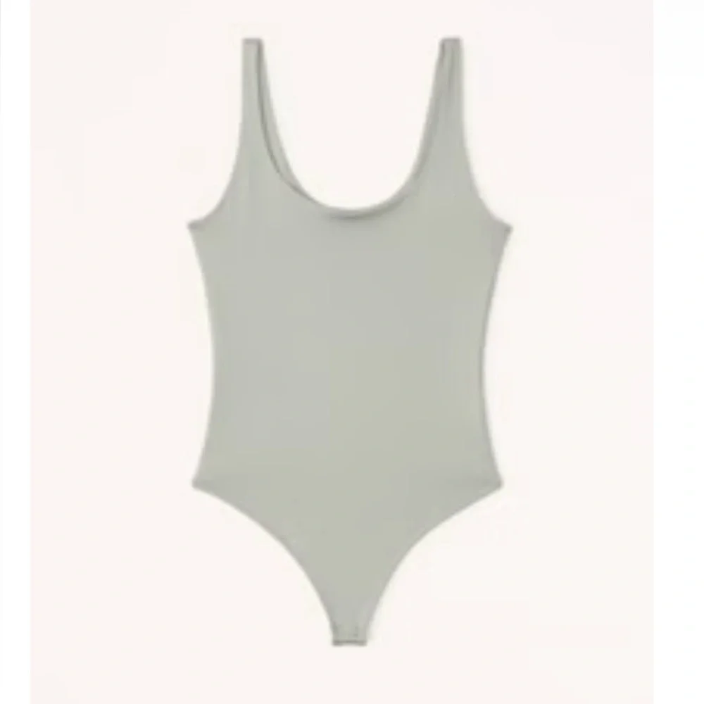 NWT Abercrombie & Fitch GREEN Sleek Seamless Fabric Scoopneck Bodysuit - Picture 1 of 1